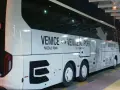 Autobus bianco con scritta "Venice <-> Venice Airport" e "Airport Bus Express". Un comodo mezzo per raggiungere l'aeroporto da Piazzale Roma.