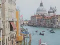 Palazzi da visitare a Venezia: scorcio sul Canal Grande con imbarcazioni e la Basilica di Santa Maria della Salute.