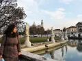 Donna guarda il canale con statue e palazzi a Padova, ideale per visite guidate.