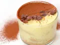 Un bicchiere di tiramisù, con cacao e scaglie di cioccolato. Ecco come si fa il tiramisù, un dolce al cucchiaio irresistibile.