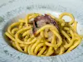 Spaghetti con acciughe e prezzemolo, un assaggio di cosa si mangia a Venezia. Un piatto semplice ma gustoso, perfetto per un pranzo veloce.