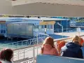 Persone a bordo di un traghetto ACTV, in attesa di arrivare a Punta Sabbioni. La linea 2 Venezia collega la città lagunare con la terraferma.
