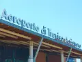 Aeroporto di Treviso A. Canova, uno dei principali aeroporti del Veneto, con insegna luminosa sotto un cielo azzurro.
