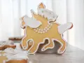 Biscotti a forma di cavallo decorati con glassa bianca e perline argentate, un dolce San Martino che racconta una storia.