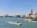 Venezia: il Canal Grande con la linea 1 vaporetto venezia fermate, barche e palazzi storici sotto un cielo azzurro.