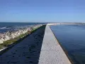 Passeggiata sul molo che porta alla spiaggia Ca' Roman. Come arrivare: segui il sentiero lastricato lungo il mare.