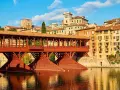 Ponte di Bassano, un'icona di legno rosso sul fiume Brenta. Curiosità: un tempo ospitava botteghe di artigiani.