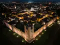 Le mura illuminate di Castelfranco Veneto di notte, un'incantevole vista per scoprire cosa vedere a Castelfranco Veneto.