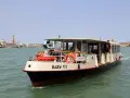 Traghetto Actv 11 in navigazione, con Venezia sullo sfondo. Utile per consultare il chioggia venice ferry timetable.