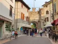 Passeggiata nel centro storico di Lazise, tra negozi e l'antica porta cittadina. Ideale per scoprire cosa vedere a Lazise in un giorno.