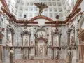 Interno del Palazzo Grimani a Venezia, un tripudio di sculture classiche e busti antichi che adornano nicchie e mensole, creando un'atmosfera di maestosa antichità.