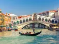 Gondola sul Canal Grande, sotto il Ponte di Rialto. Un'immagine che spiega perchè Venezia è stata costruita sull'acqua, un sogno galleggiante.