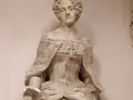 Busto in marmo di Elena Cornaro, con acconciatura riccia e abito elaborato.