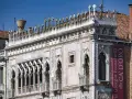 Dettaglio del Ca' d'Oro, un magnifico palais d'oro a Venezia, con le sue finestre gotiche e decorazioni in marmo.