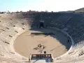 Arena di Verona: un'arena romana con gradinate in pietra e un'area centrale sabbiosa. La sua arena di Verona storia in breve è affascinante, testimone di secoli di eventi.