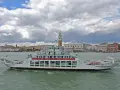 Traghetto ACTV che naviga sul Canal Grande, con lo sfondo di Venezia e il Palazzo Ducale.