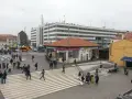 Persone attraversano le scale a Piazzale Roma, vicino a una fermata del vaporetto.