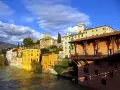 Colorate case affacciate sul Brenta, castello in collina: ecco cosa vedere a Bassano del Grappa.