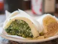 Tramezzini con spinaci e ricotta, e uno con tonno e maionese, gustosi prodotti tipici di Venezia.