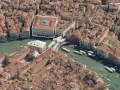 Vista aerea di Venezia, con il Canal Grande e il Ponte di Rialto. In evidenza un grande edificio, un tempo sede dei mercanti dei tedeschi a Venezia.
