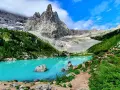Lago di Sorapis, un gioiello turchese incastonato tra le vette maestose di Venas di Cadore.