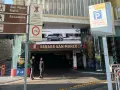 Venezia: indicazioni per San Marco, Rialto e Accademia. Segnaletica per parcheggio e divieto bici.