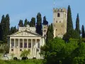 Villa Emo e la torre medievale, un esempio di cosa vedere a Conegliano, circondate da cipressi.