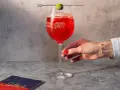 Un bicchiere di Spritz Select, con oliva e ghiaccio, pronto per essere gustato. Un tocco di Venezia in ogni sorso.
