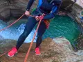 Avventura di canyoning nelle Dolomiti: un'emozionante discesa in corda tra cascate e pozze d'acqua cristallina.