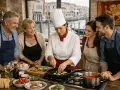 Coppia partecipa a corsi di cucina a Venezia, imparando a preparare piatti tipici con uno chef esperto.
