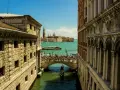 Un ponte di sospiri a Venezia, con gondola e palazzi storici.