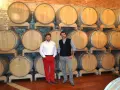 Due uomini in una cantina con botti di legno, simbolo delle migliori cantine dei Colli Euganei.