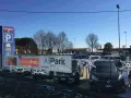 Parcheggio Marco Polo, con bus navetta gratuito per l'aeroporto. Auto parcheggiate dietro una recinzione con decorazioni a fiocco di neve.