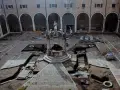 Cortile di Venezia con pozzi in fase di scavo. Archeologia in corso, tra terra e antiche pietre.