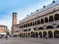 Piazza delle Erbe a Padova, con la Loggia del Consiglio e la Torre dell'Orologio. Un ottimo punto di partenza per scoprire cosa vedere vicino Padova.