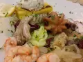 Assaggio di mare con gamberi, polpo e pesce, perfetto per chi cerca ristoranti pesce Caorle. Un piatto colorato e gustoso.