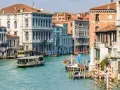 Vaporetti sul Canal Grande, un modo efficiente per il pagamento dei trasporti a Venezia. Palazzi storici e acqua turchese.