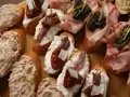 Un assaggio di Venezia: crostini con paté di tonno, acciughe, pomodori secchi e verdure, un vero aperitivo tipico veneziano.