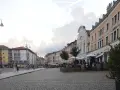 Passeggiata serale in piazza a Belluno, cosa vedere: palazzi storici, locali all'aperto e gente che si gode la serata.