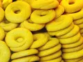 Una pila di biscotti tipici di Venezia, dorati e invitanti, pronti per essere gustati.