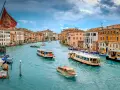 Vaporetti navigano sul Canal Grande, un'icona di Venezia. Il **costo battello Venezia** varia, ma l'esperienza è impagabile.