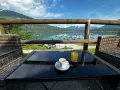 Un caffè e un succo d'arancia con vista sul lago di Santa Croce, ideale per un momento di relax e per decidere dove mangiare.