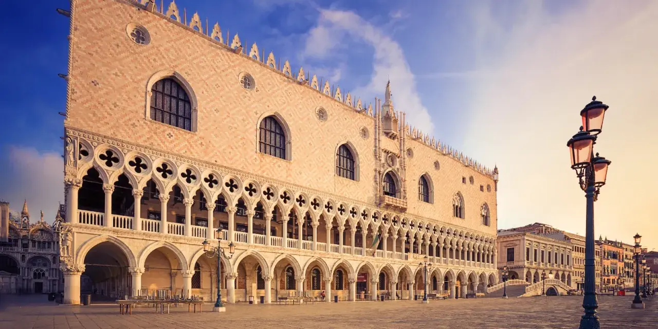 Il Palazzo Ducale di Venezia, un capolavoro gotico. Il suo prezzo è inestimabile, ma la visita vale ogni centesimo.