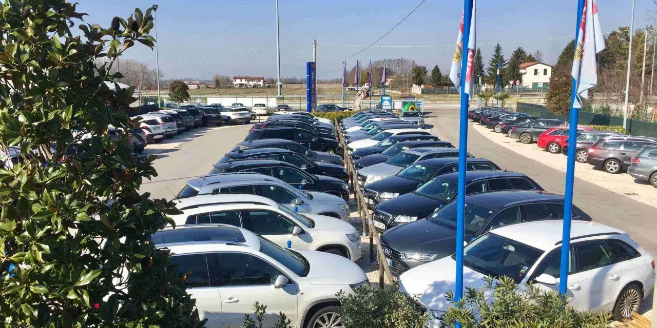 Parcheggio di auto in esposizione, ideale per chi viaggia da Venezia Mestre a Aeroporto.