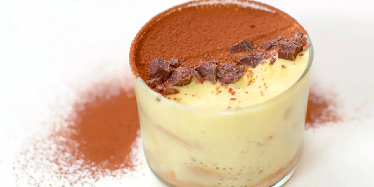Un bicchiere di tiramisù, con cacao e scaglie di cioccolato. Ecco come si fa il tiramisù, un dolce al cucchiaio irresistibile.