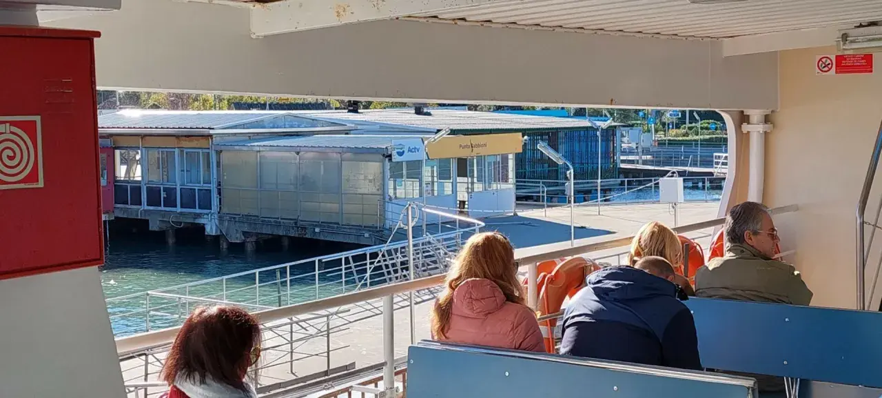Persone a bordo di un traghetto ACTV, in attesa di arrivare a Punta Sabbioni. La linea 2 Venezia collega la città lagunare con la terraferma.