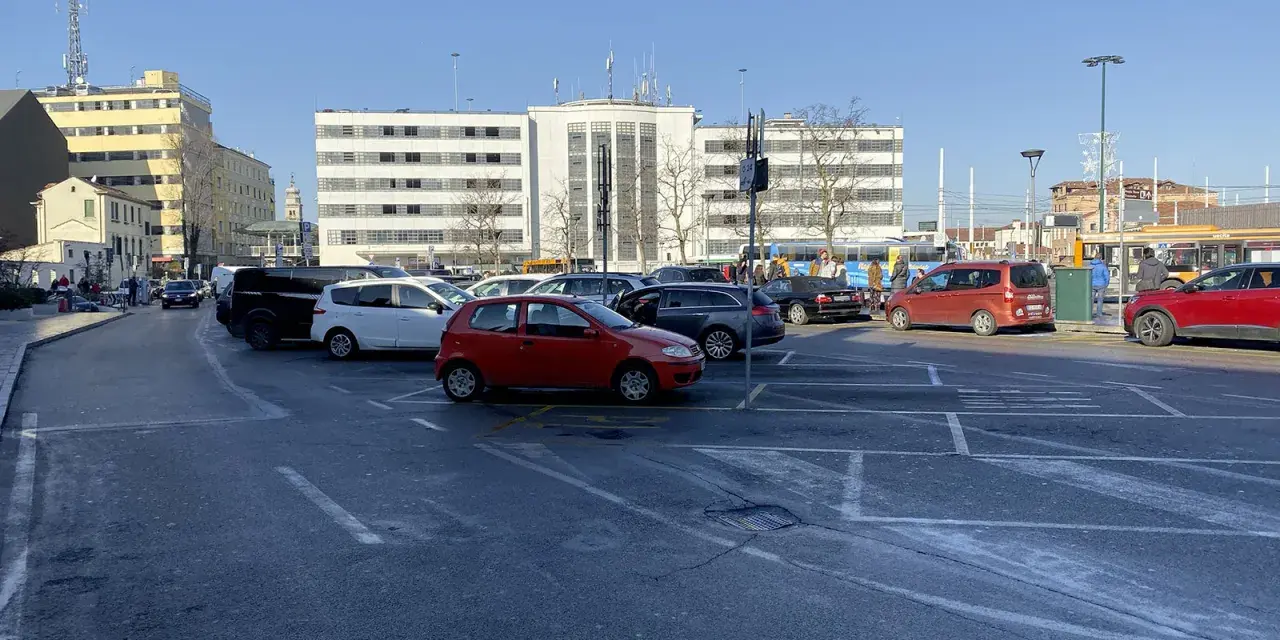 Parcheggio a Piazzale Roma, Venezia. Un itinerario per chi arriva in auto.