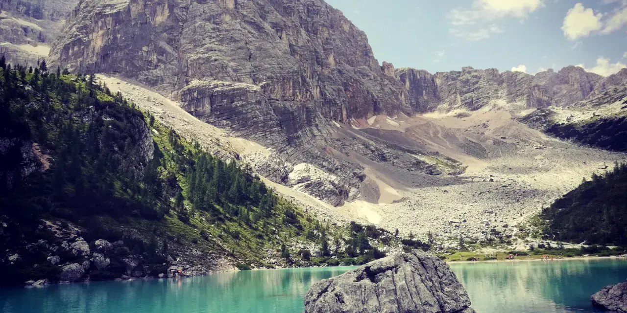 Lago di Sorapis, un gioiello tra le Dolomiti. Cosa vedere a Borca di Cadore? Questo lago turchese è una meta imperdibile.