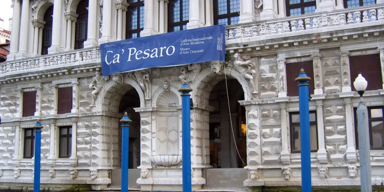 Ca' Pesaro, un palazzo veneziano, ospita la Galleria Internazionale d'Arte Moderna e il Museo d'Arte Orientale.