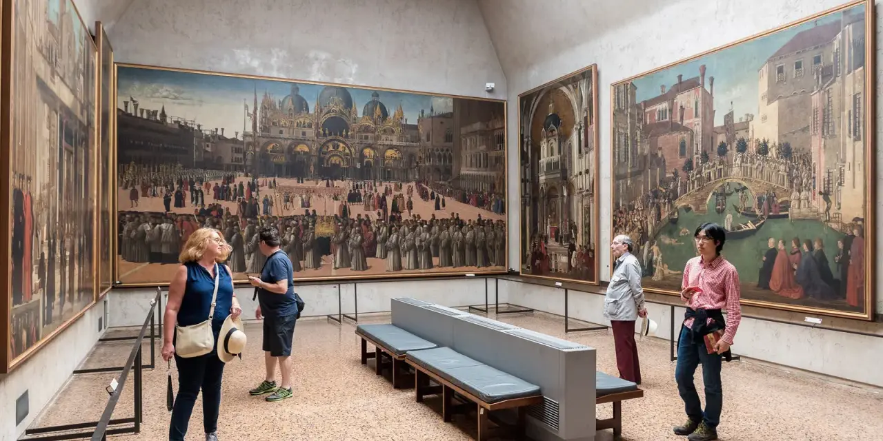 Visitanti ammirano grandi dipinti storici in uno dei musei d'arte a Venezia.